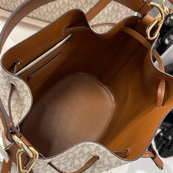 Michael Kors Reed Medium Belted Bucket Messenger Crossbody Handbag Vanilla MK - Picture 11 of 16